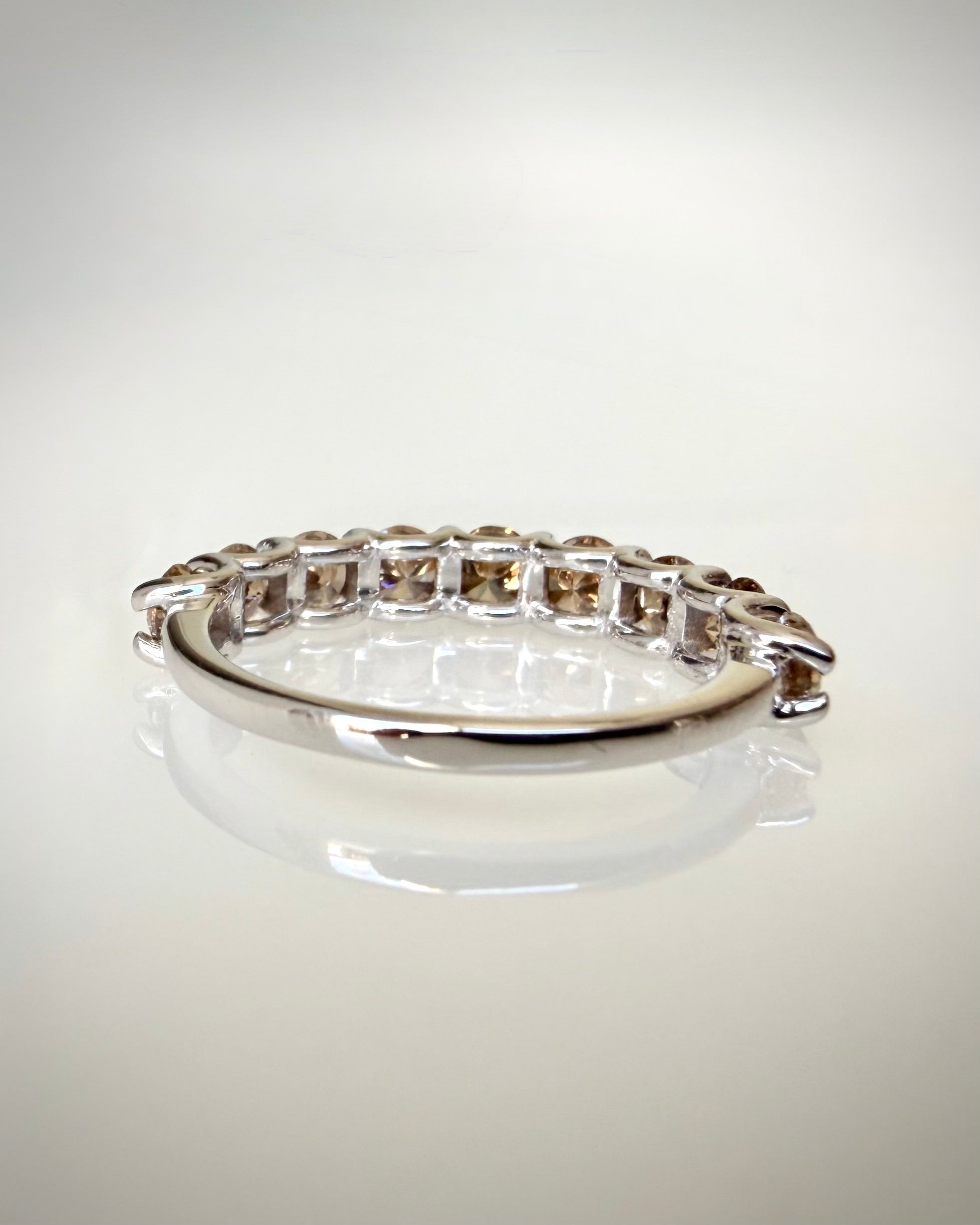 14K valkokultainen konjakkitimanttirivisormus 1,66 ct