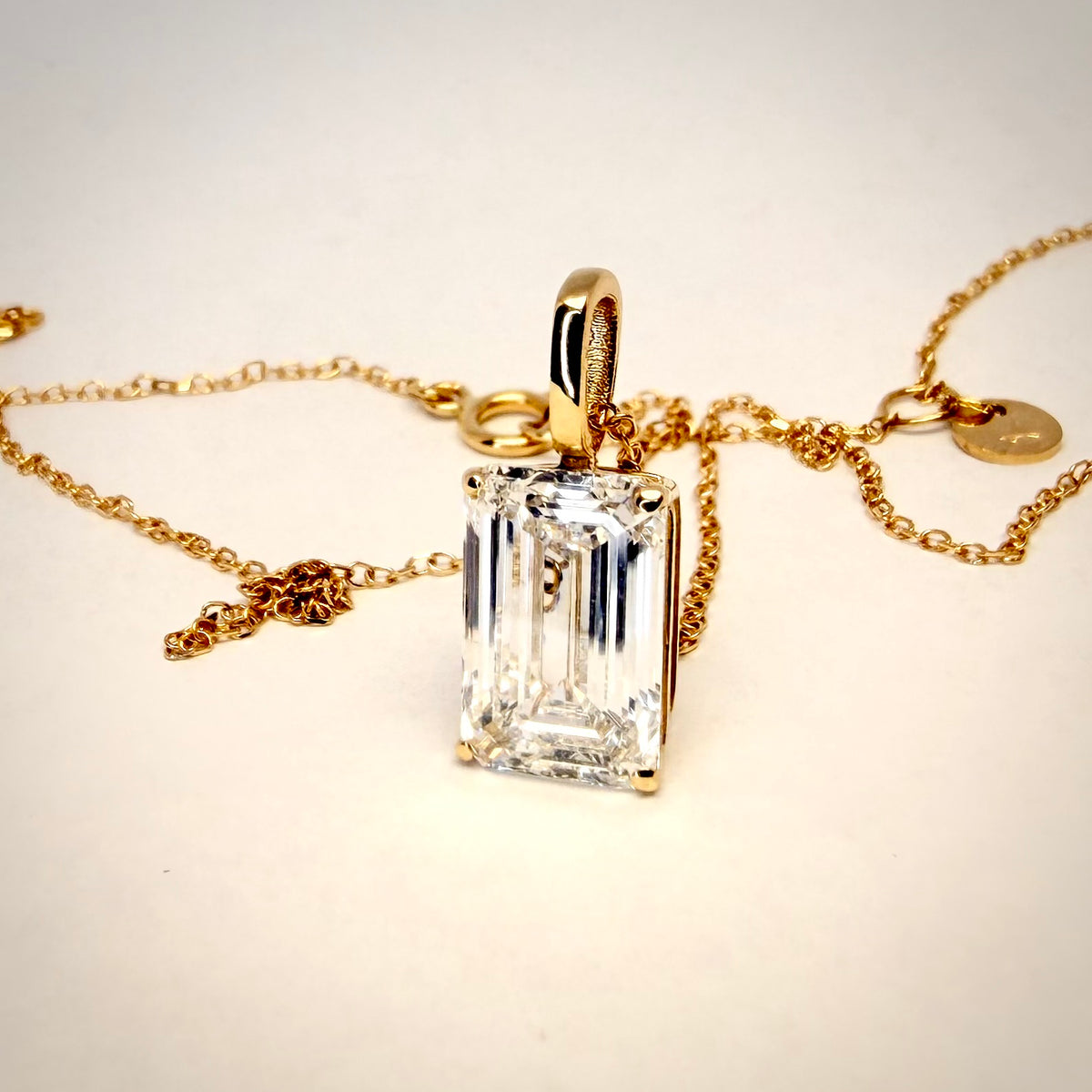 14K Timanttiriipus 2,02 ct Emerald Cut & 18K Kultaketju