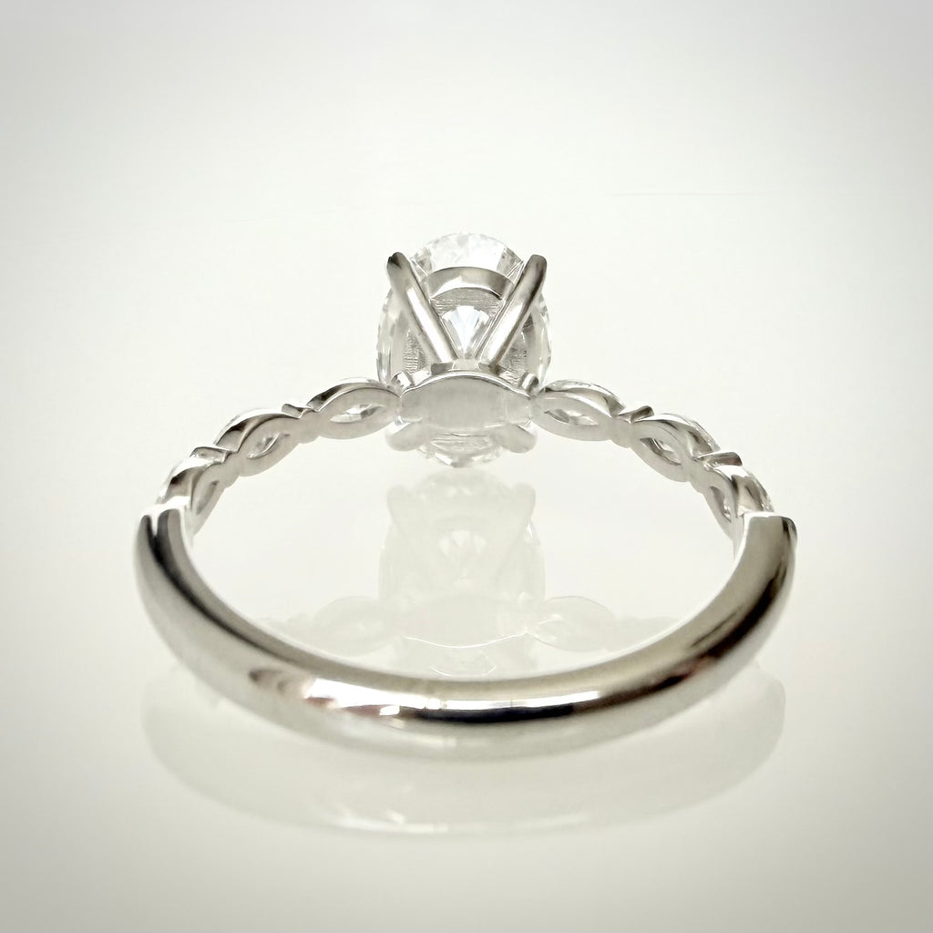 2,42 ct ovaali timanttisormus – IGI E/VVS2 – 14k valkokulta