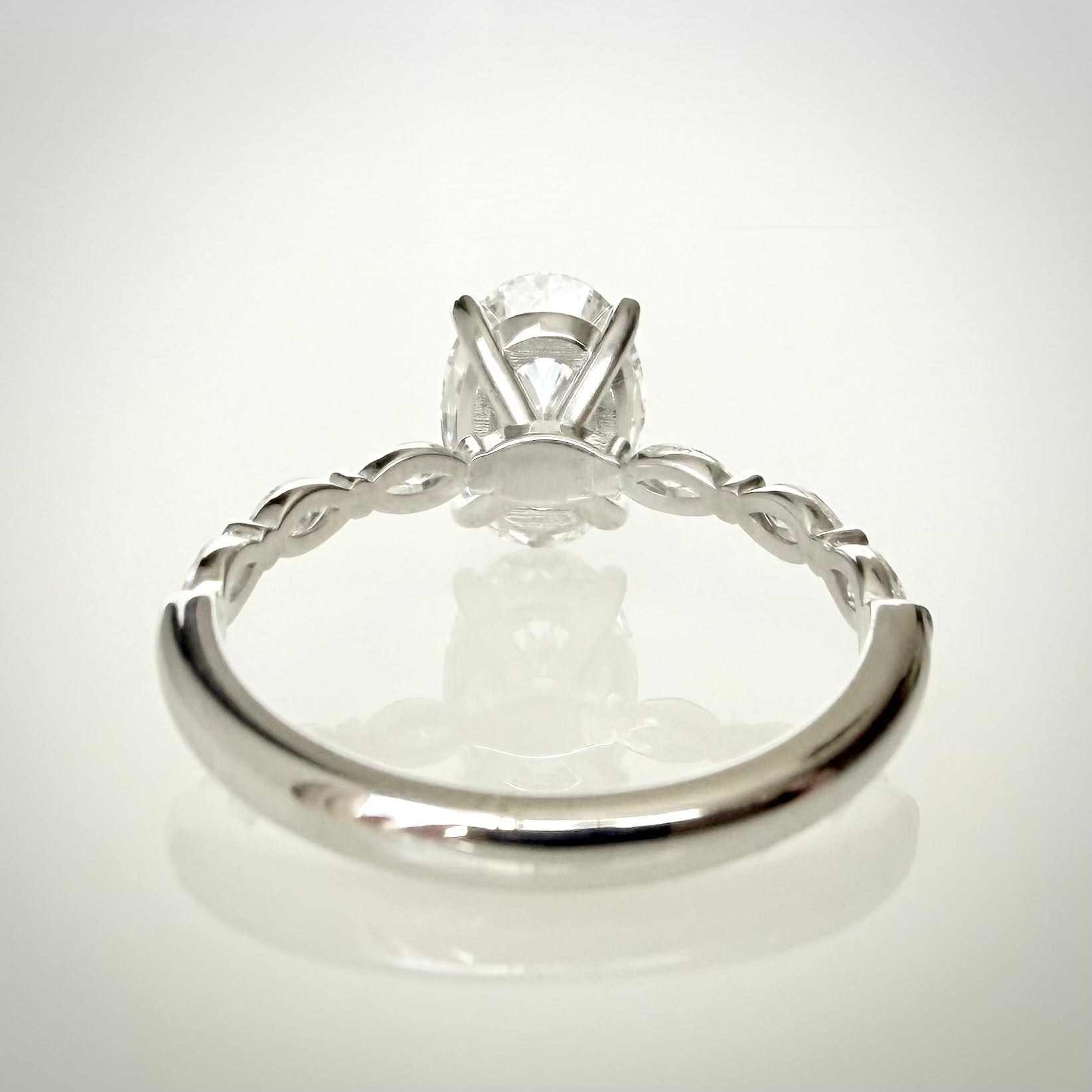 2,42 ct ovaali timanttisormus – IGI E/VVS2 – 14k valkokulta