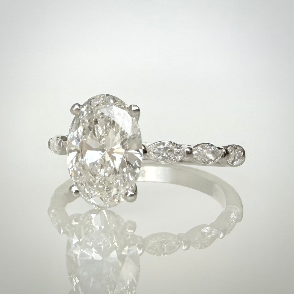2,42 ct ovaali timanttisormus – IGI E/VVS2 – 14k valkokulta