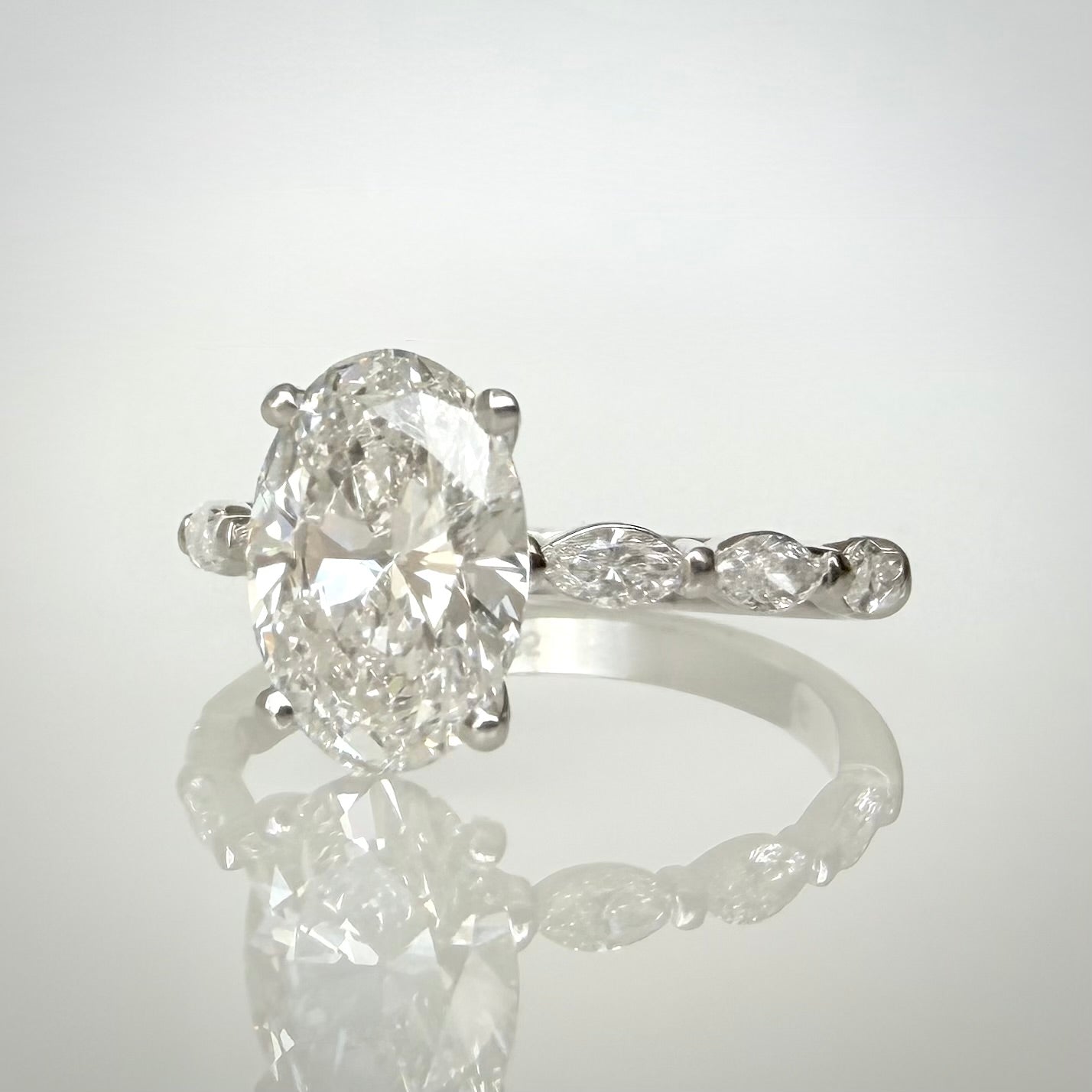 2,42 ct ovaali timanttisormus – IGI E/VVS2 – 14k valkokulta