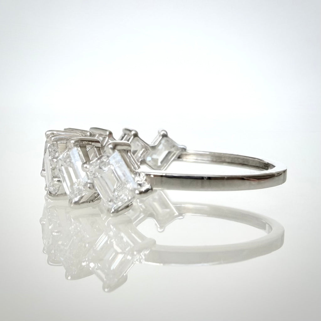 14K valkokultainen timanttisormus 2,01 ct – Emerald Cut – E–F/VVS – HRD
