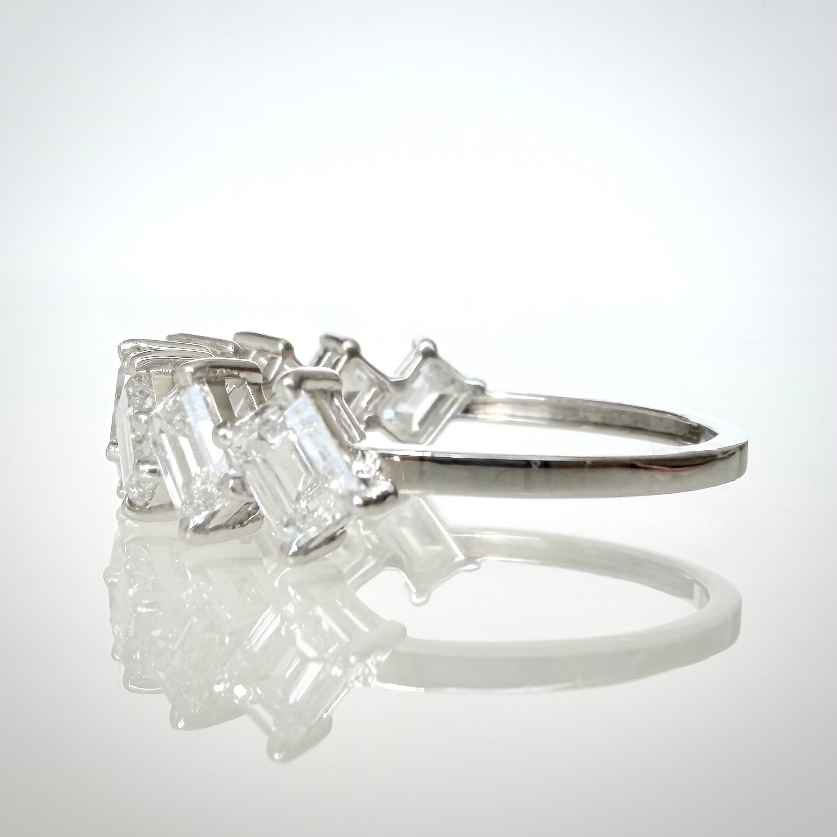 14K valkokultainen timanttisormus 2,01 ct – Emerald Cut – E–F/VVS – HRD