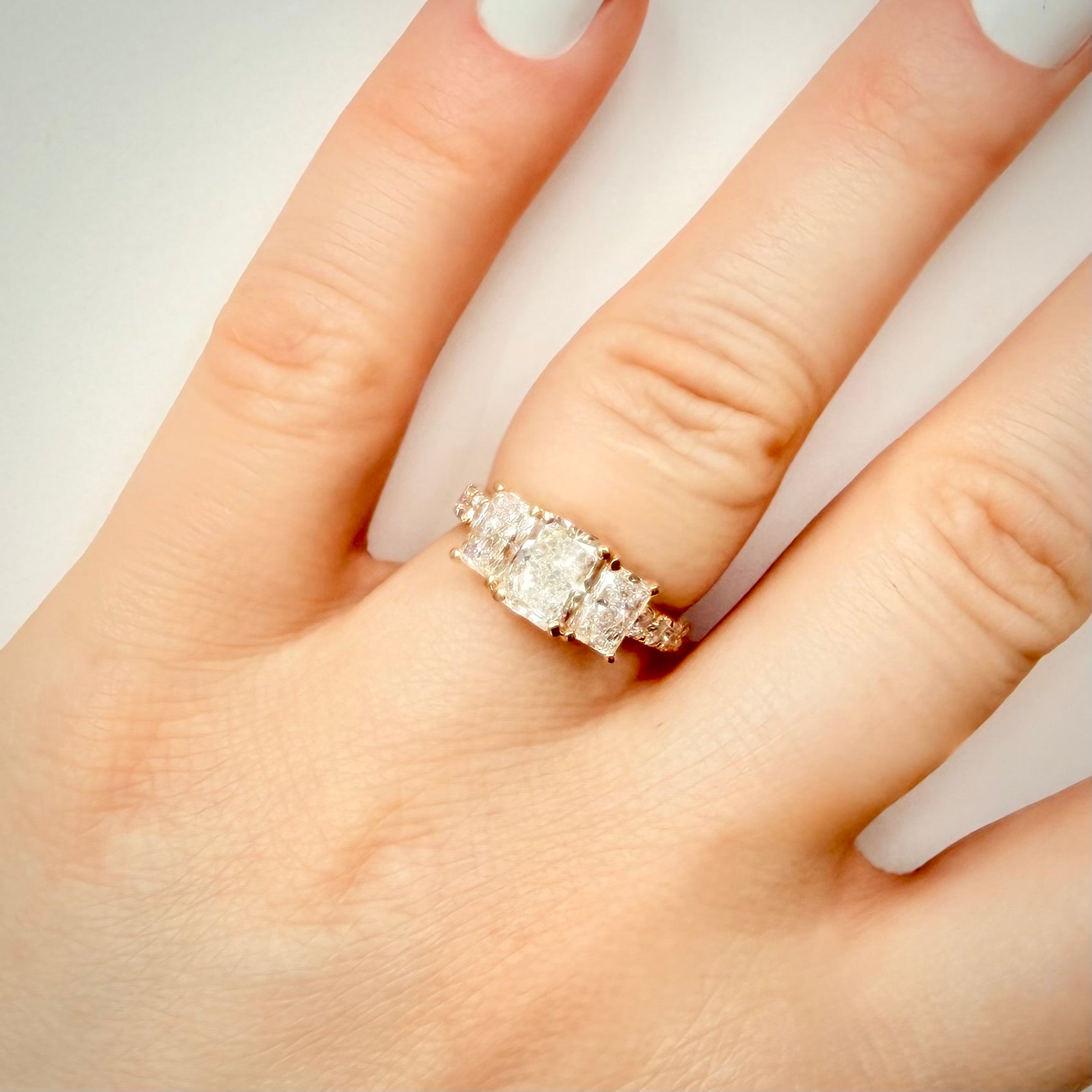 3,01 ct Radiant Trilogy -timanttisormus – 14K keltakulta – IGI