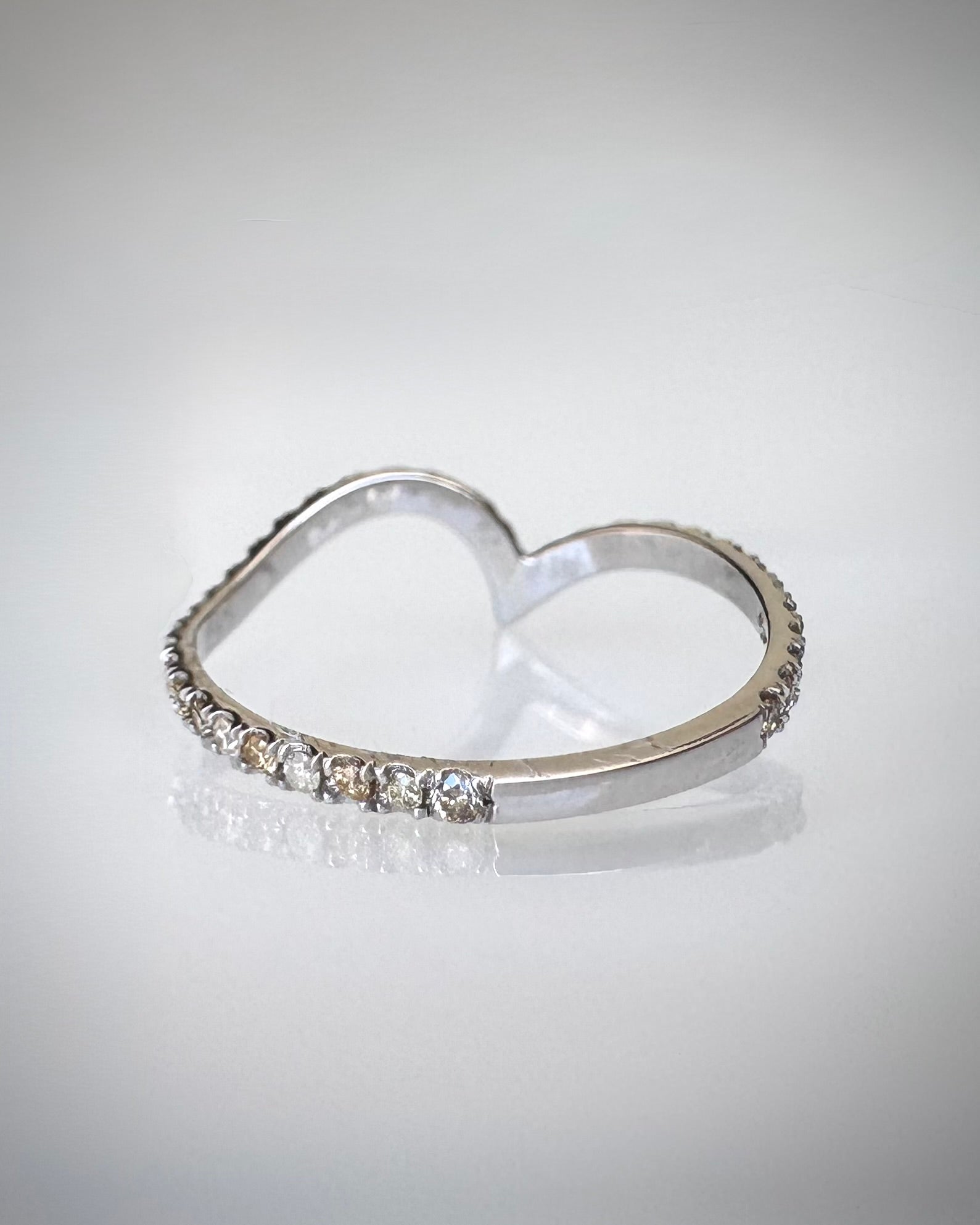 14K Chevron timanttisormus 0,38 ct | Luonnontimantit | Valkokulta