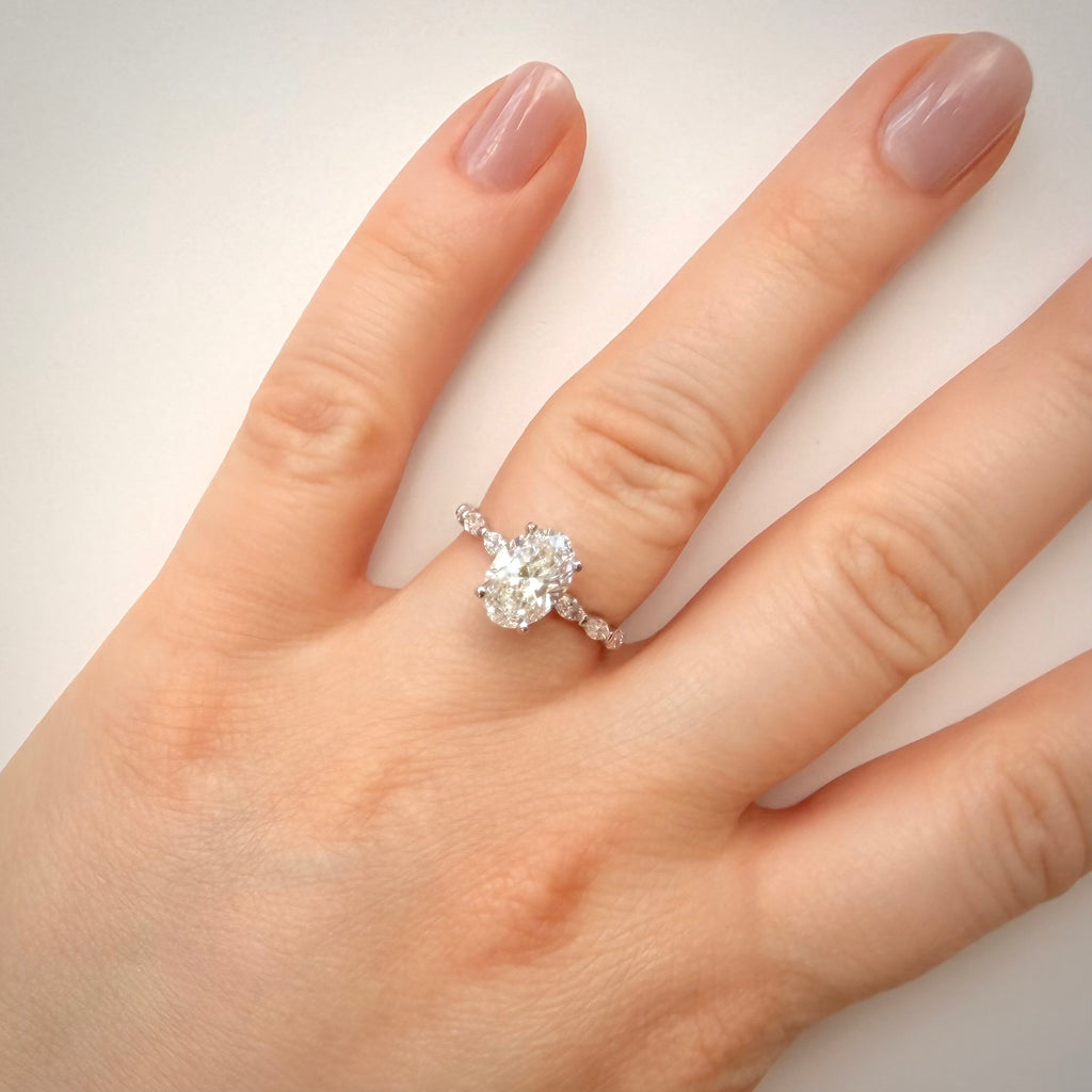 2,42 ct ovaali timanttisormus – IGI E/VVS2 – 14k valkokulta
