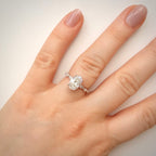 2,42 ct ovaali timanttisormus – IGI E/VVS2 – 14k valkokulta