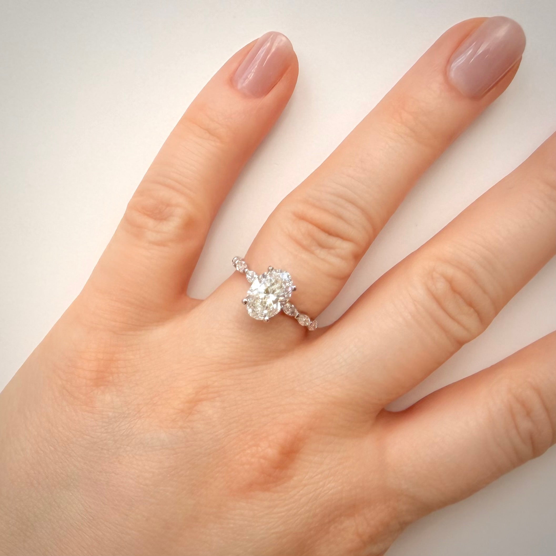 2,42 ct ovaali timanttisormus – IGI E/VVS2 – 14k valkokulta