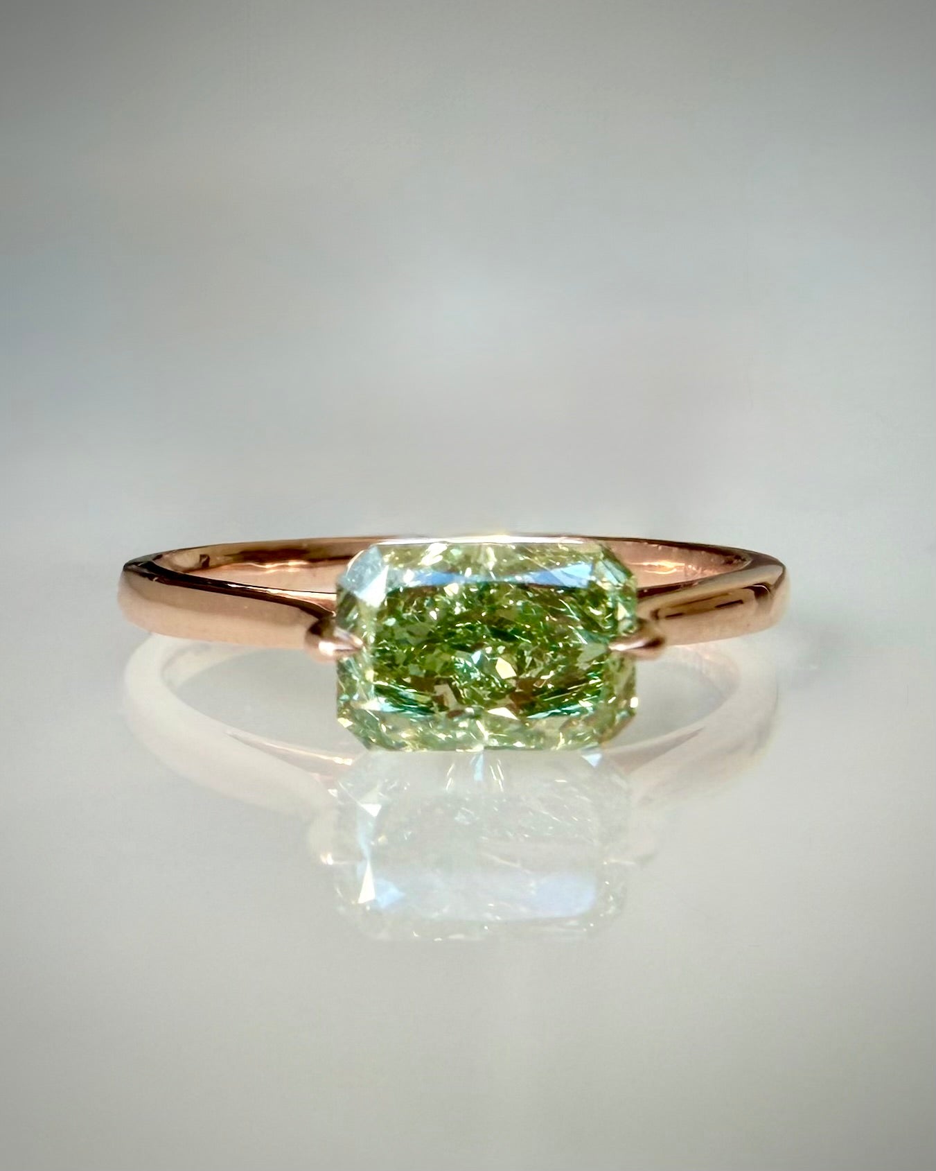 1,19 ct Fancy Vivid Green timanttisormus 14K ruusukulta