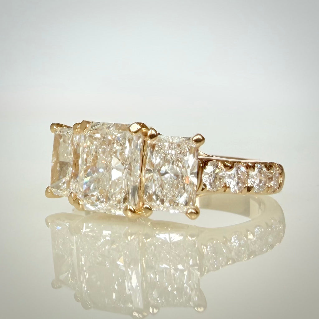 3,01 ct Radiant Trilogy -timanttisormus – 14K keltakulta – IGI