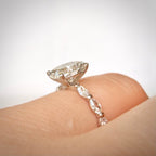 2,42 ct ovaali timanttisormus – IGI E/VVS2 – 14k valkokulta