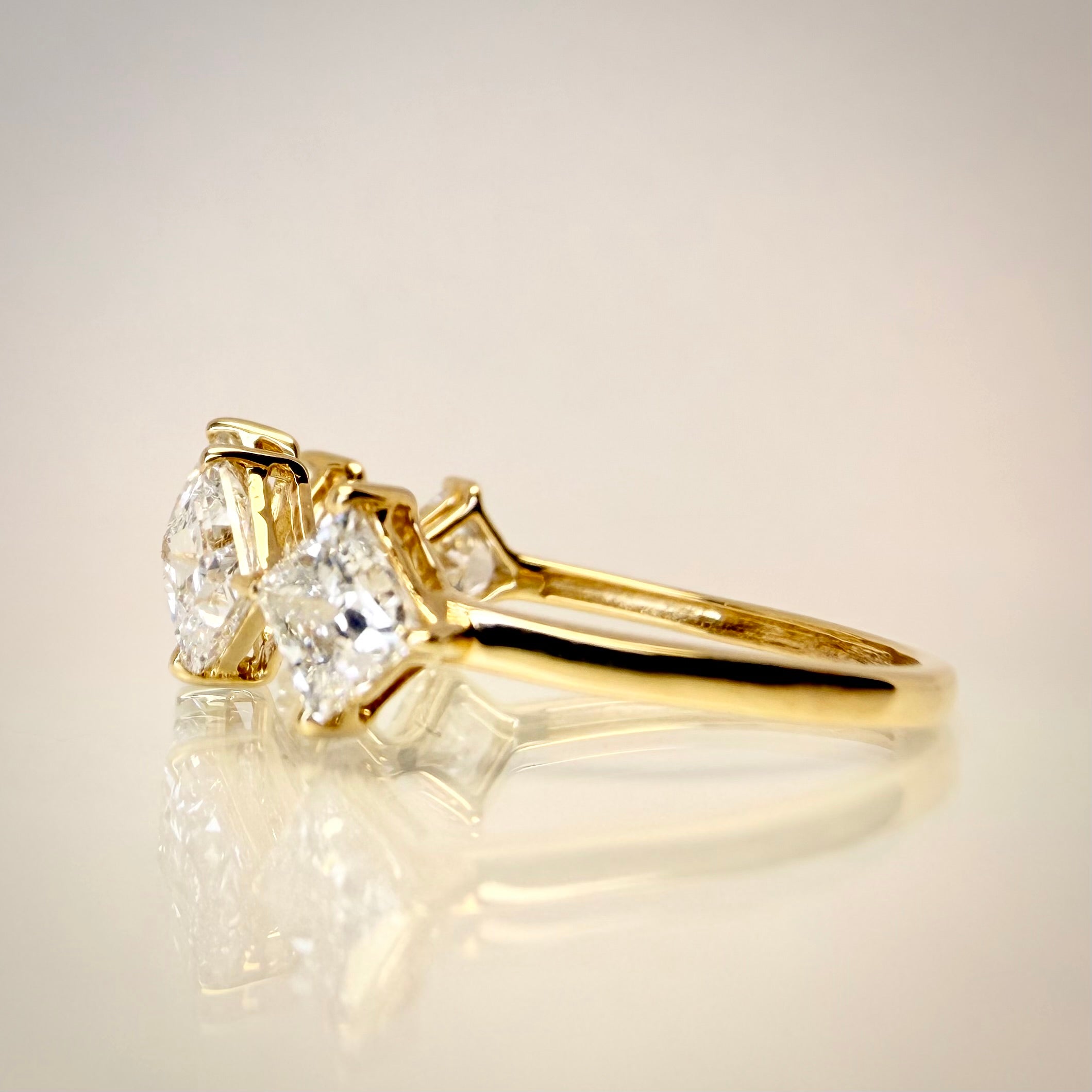 2,26 ct Princess Timanttisormus – 14K Keltakulta | HRD Antwerp Jewellery Report