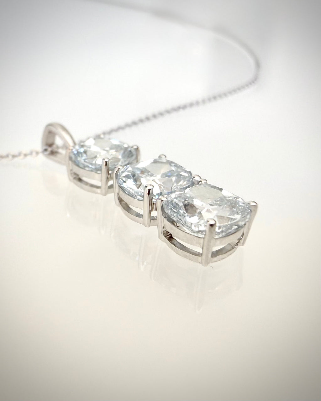 14K Valkokultainen Timanttiriipus 2,00 ct & 14K Valkokultaketju