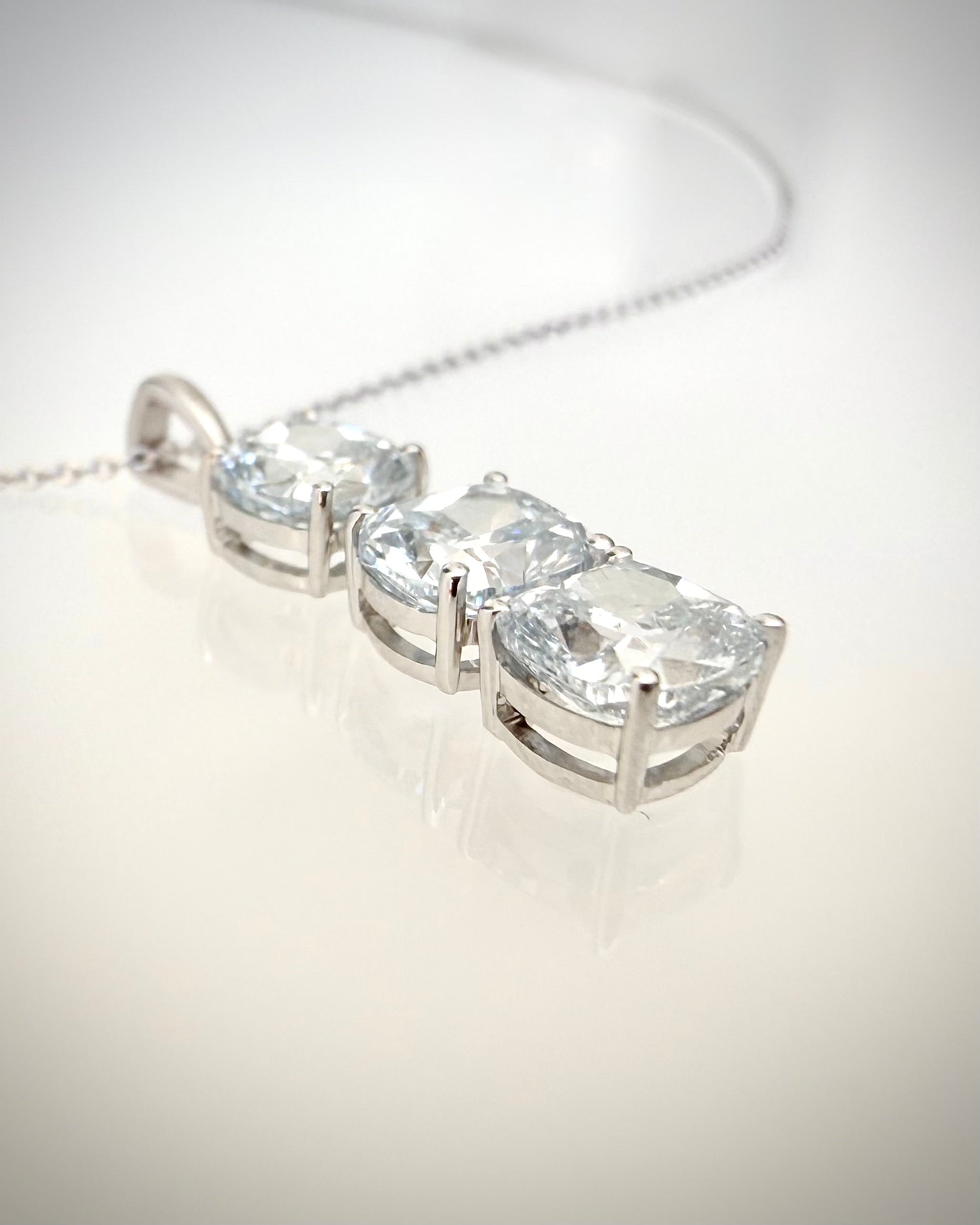 14K Valkokultainen Timanttiriipus 2,00 ct & 14K Valkokultaketju