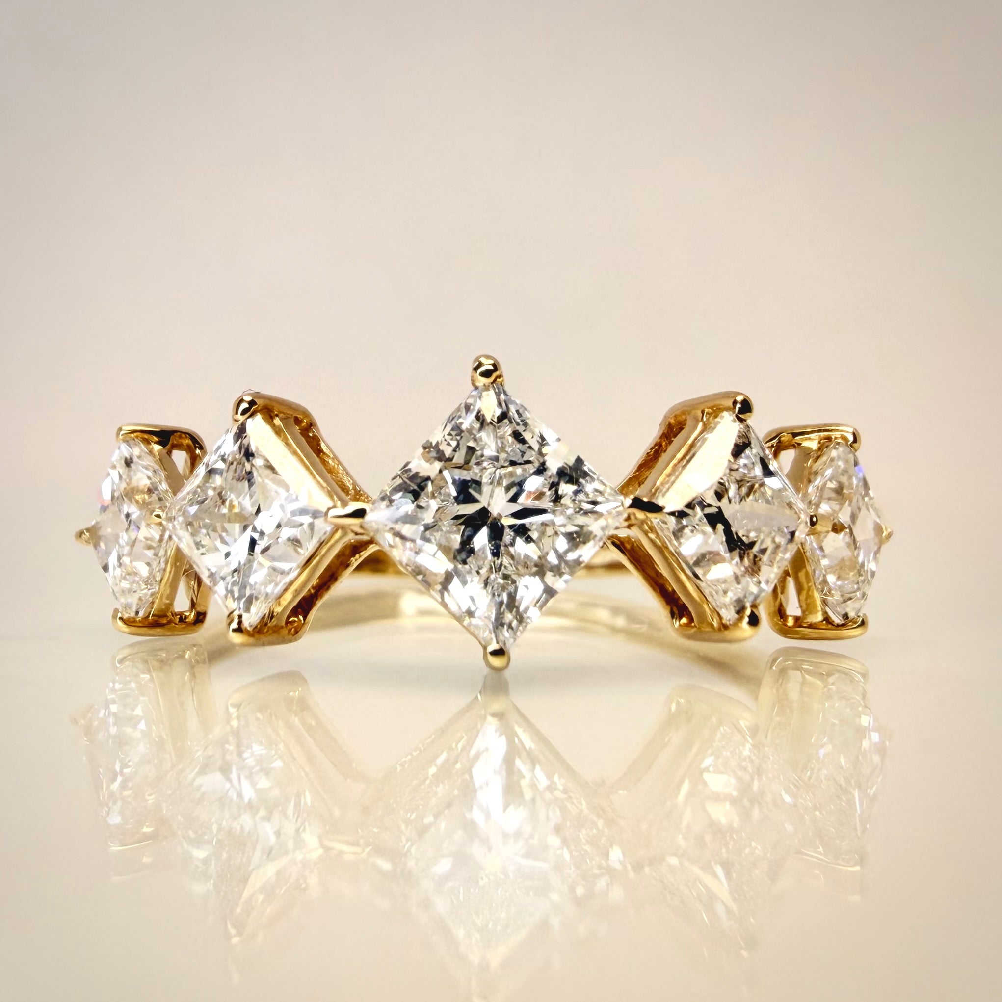 2,26 ct Princess Timanttisormus – 14K Keltakulta | HRD Antwerp Jewellery Report