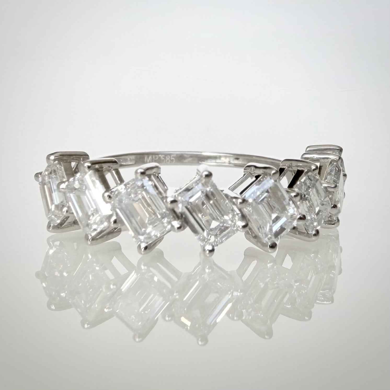 14K valkokultainen timanttisormus 2,01 ct – Emerald Cut – E–F/VVS – HRD
