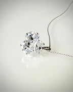 14K Valkokultainen Timanttiriipus 2,26 ct