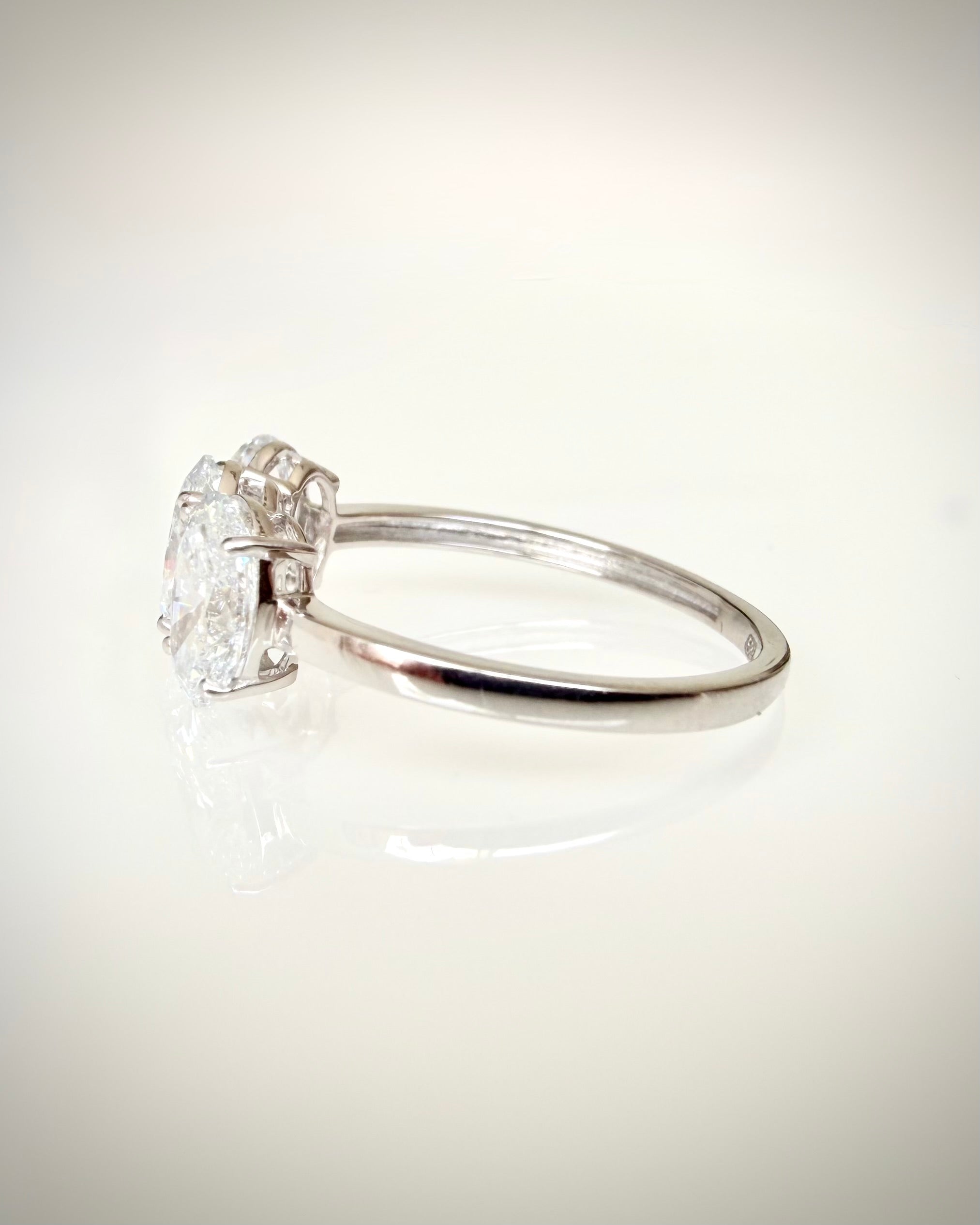 14K valkokultainen ovaali trilogy-timanttisormus 2,24 ct