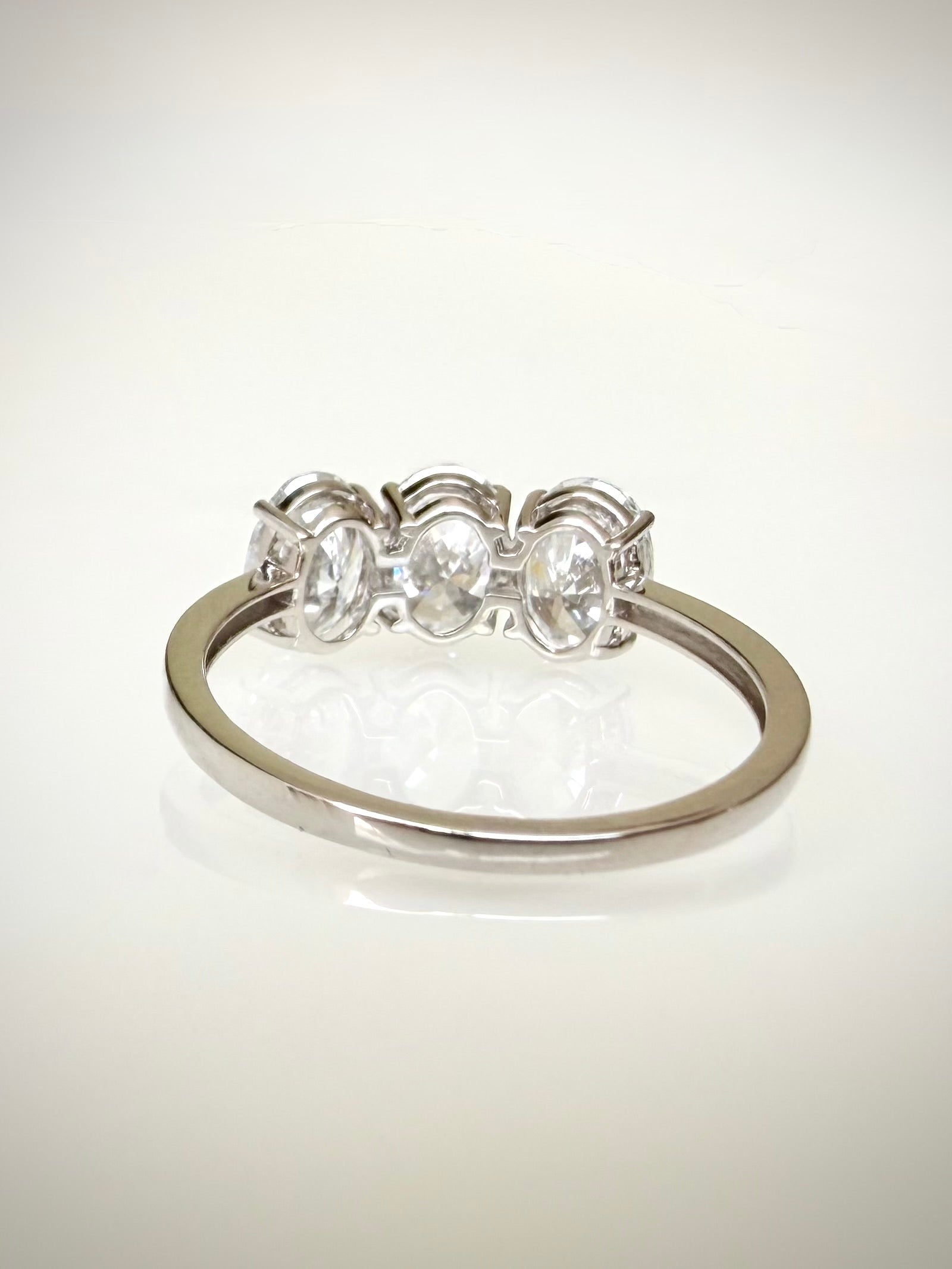 14K valkokultainen ovaali trilogy-timanttisormus 2,24 ct