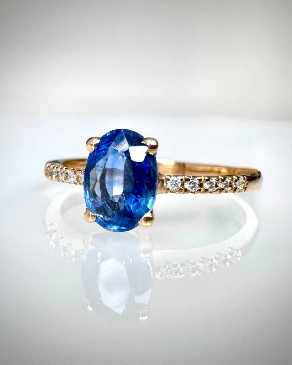 14K kultainen safiiri- ja timanttisormus 0,70 ct