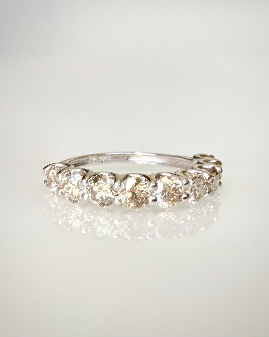 14K valkokultainen timanttirivisormus 2,00 ct