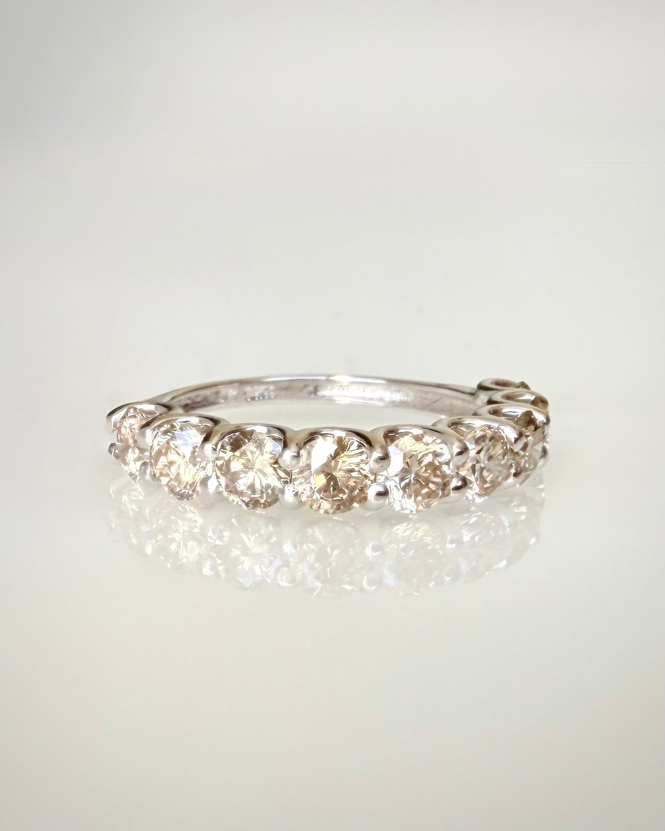 14K valkokultainen timanttirivisormus 2,00 ct
