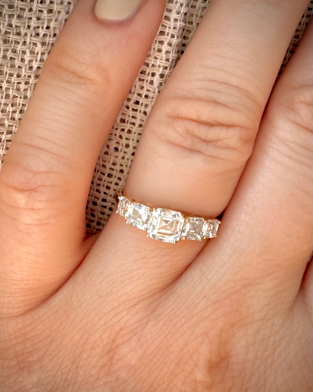 Timanttisormus 2,30 ct:n Asscher 5-Stone 14k keltakulta