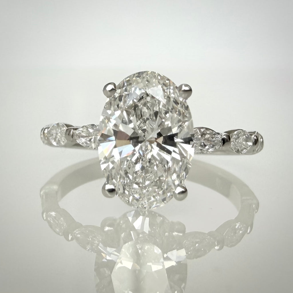 2,42 ct ovaali timanttisormus – IGI E/VVS2 – 14k valkokulta