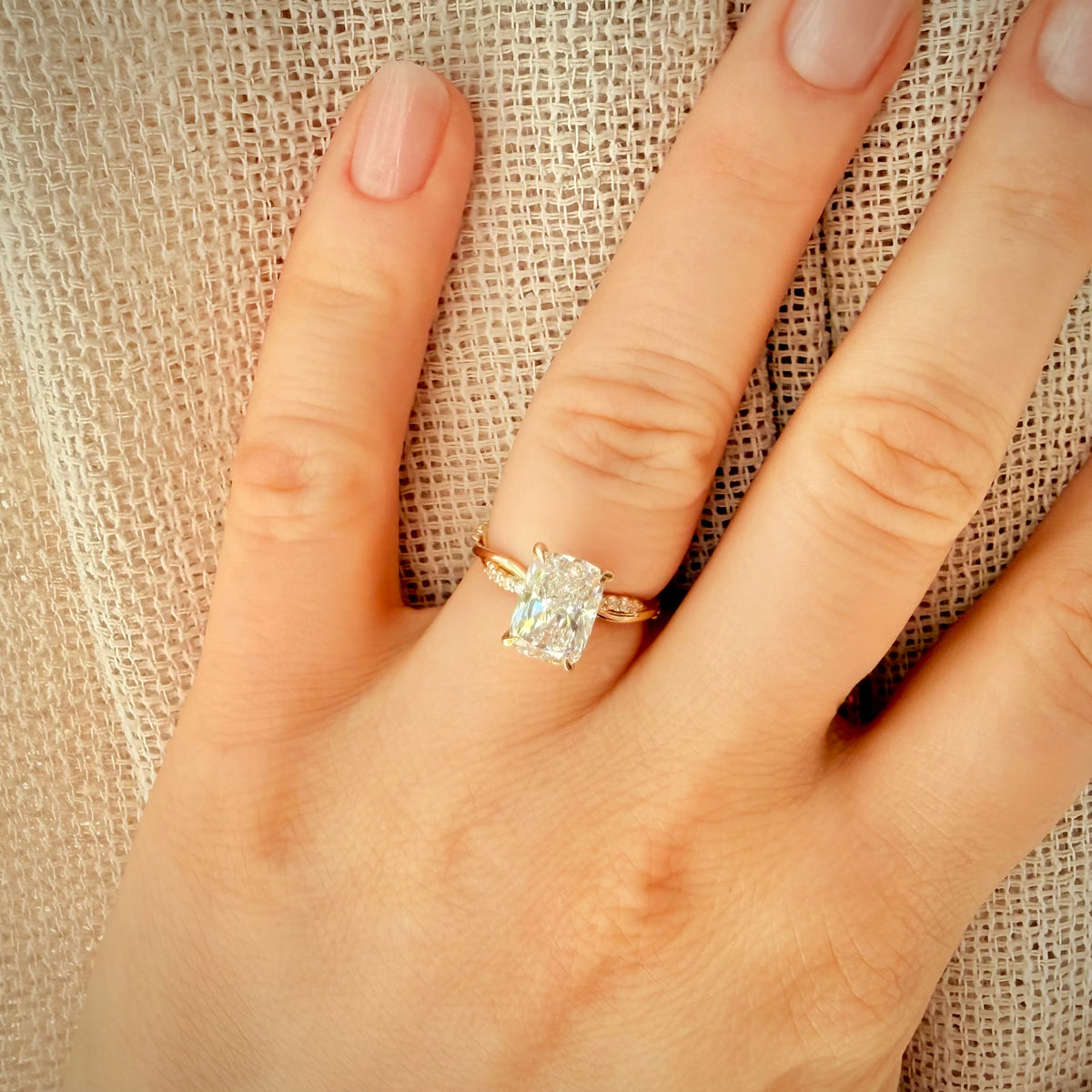 3,21 ct Cushion modified brilliant -timanttisormus 14K keltakultaa