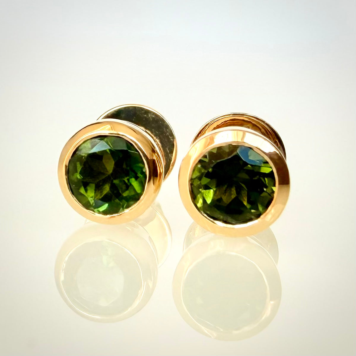 14K keltakultaiset metsänvihreät luonnonturmaliinikorvakorut 2,12 ct – HRD Antwerp
