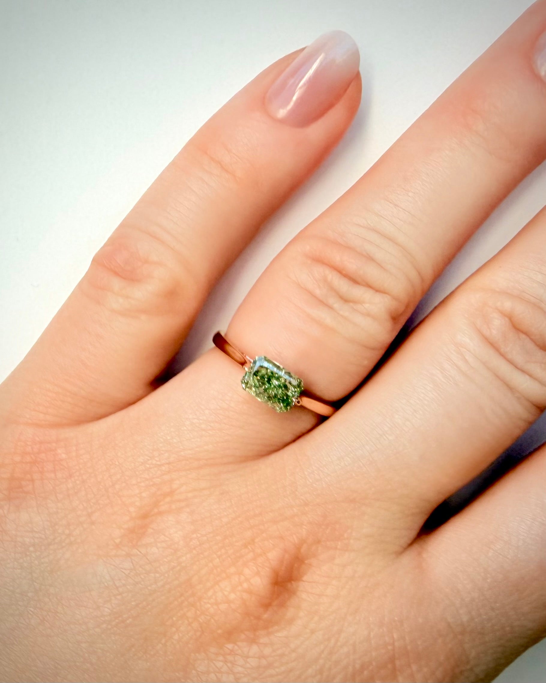1,19 ct Fancy Vivid Green timanttisormus 14K ruusukulta