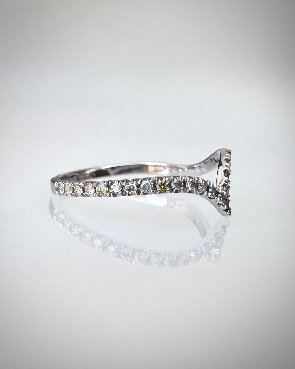 14K Chevron timanttisormus 0,38 ct | Luonnontimantit | Valkokulta