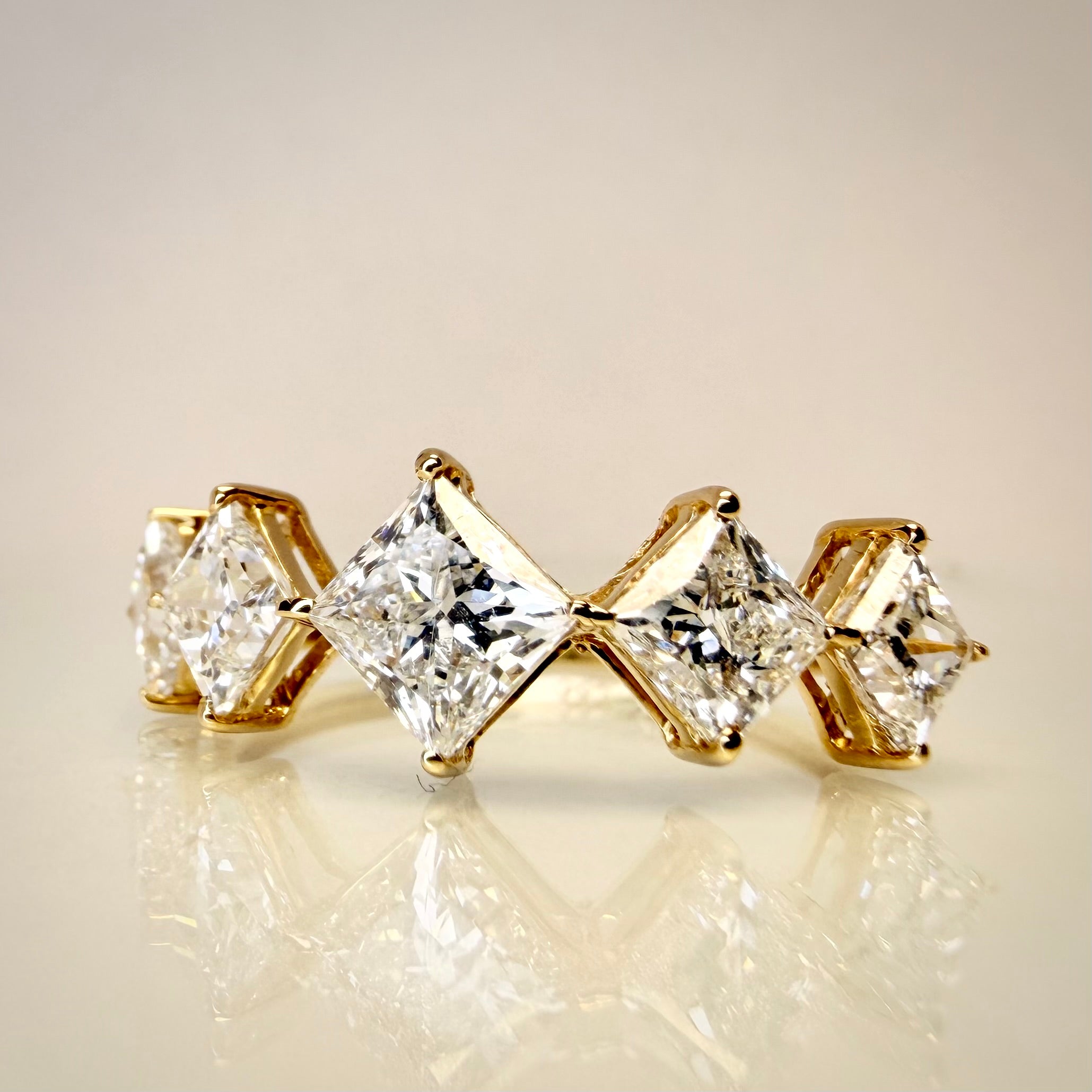2,26 ct Princess Timanttisormus – 14K Keltakulta | HRD Antwerp Jewellery Report