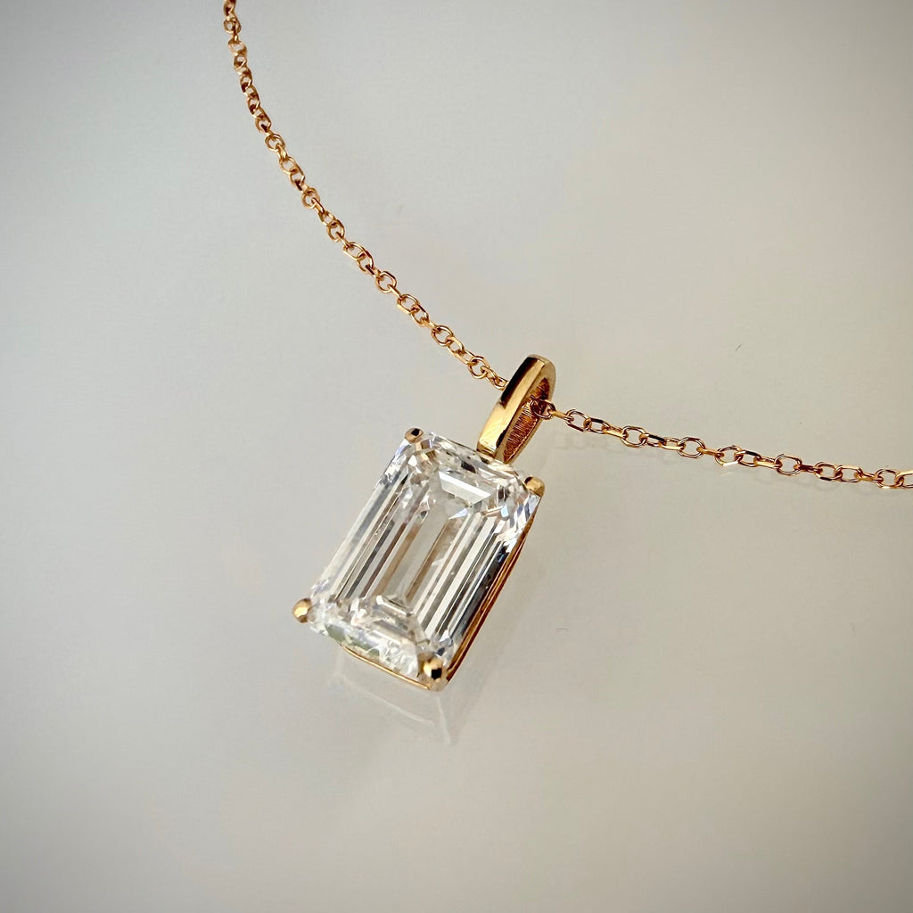 14K Timanttiriipus 2,02 ct Emerald Cut & 18K Kultaketju