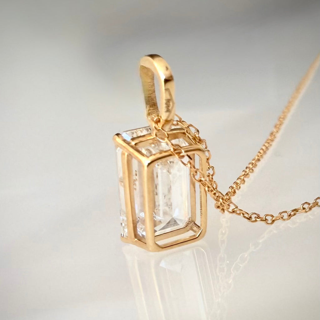 14K Timanttiriipus 2,02 ct Emerald Cut & 18K Kultaketju