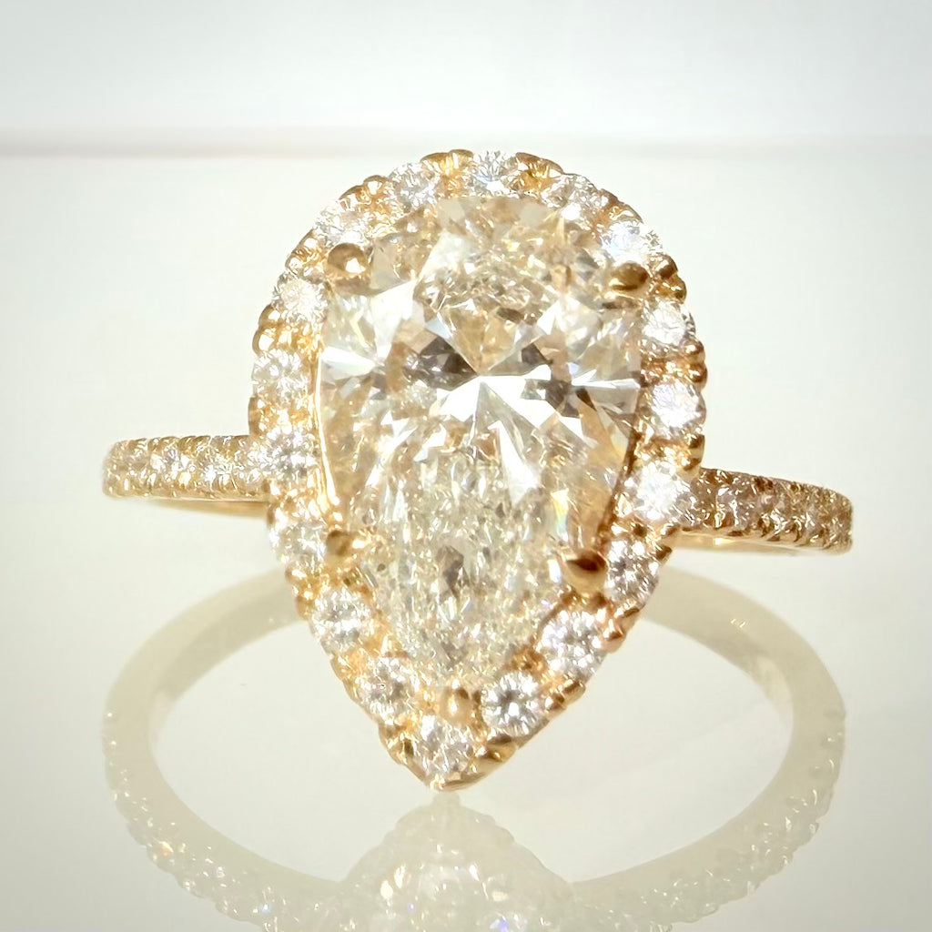 2,60 ct Pear Halo -timanttisormus – Hidden Halo – 14K keltakulta – IGI