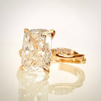 3,21 ct Cushion modified brilliant -timanttisormus 14K keltakultaa