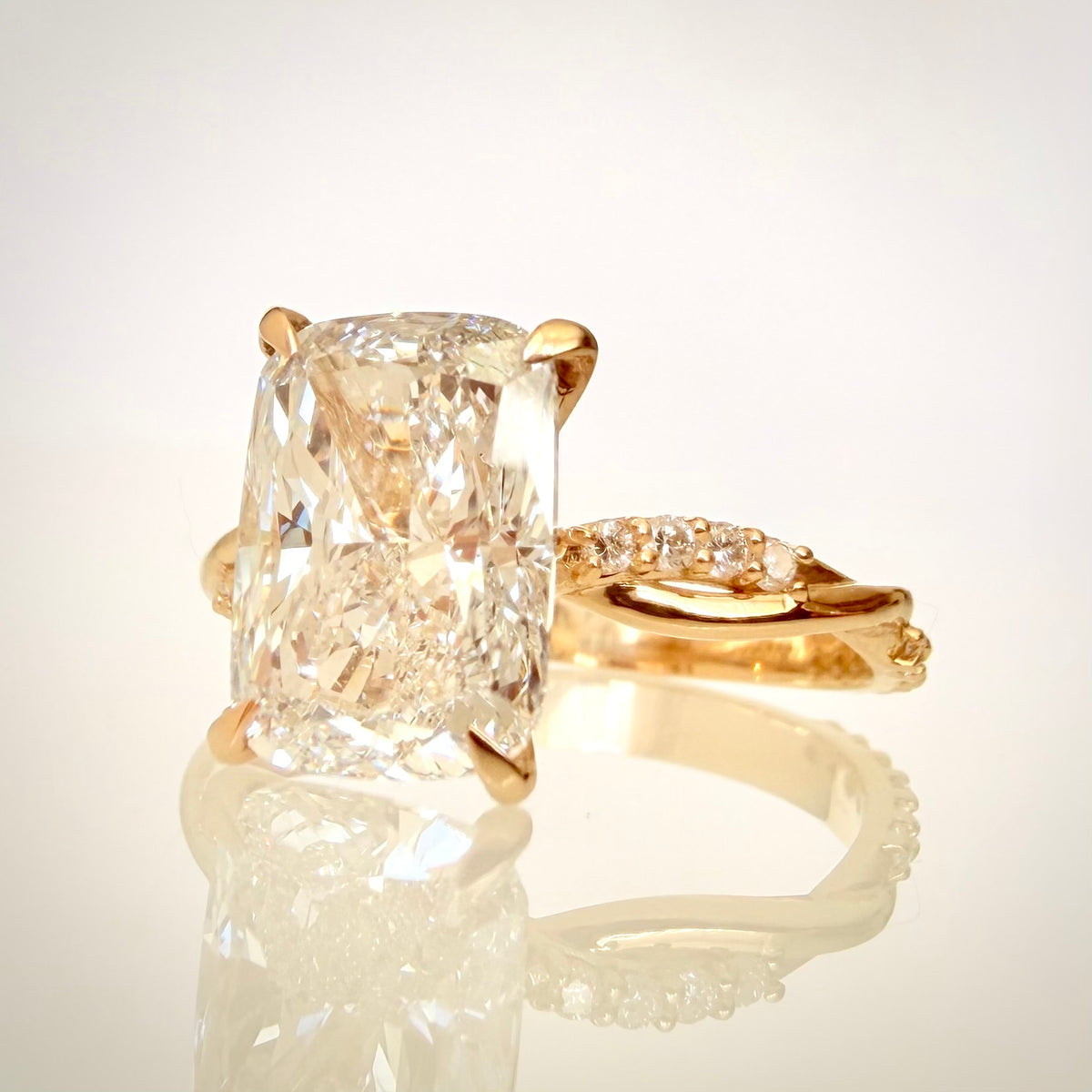 3,21 ct Cushion modified brilliant -timanttisormus 14K keltakultaa
