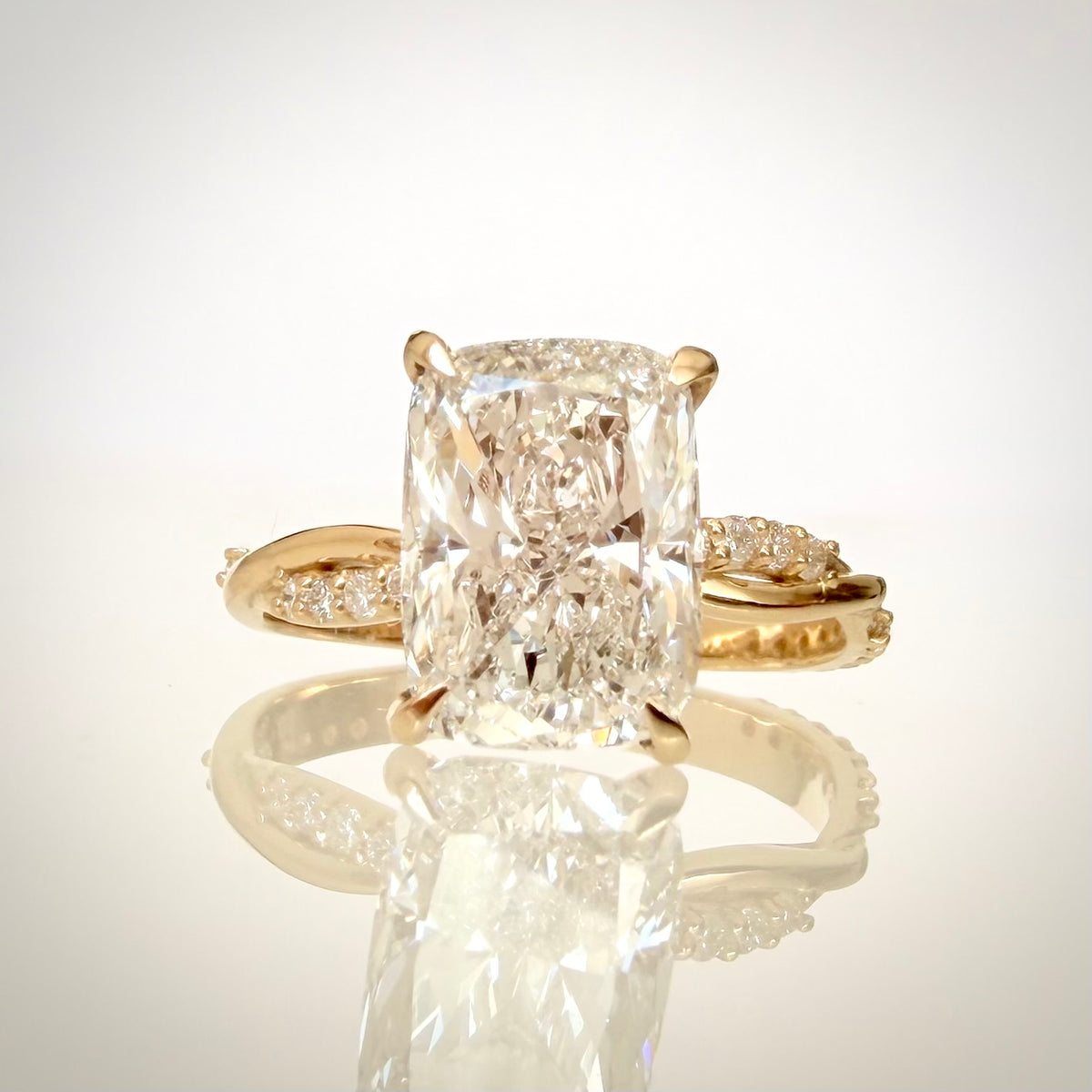 3,21 ct Cushion modified brilliant -timanttisormus 14K keltakultaa