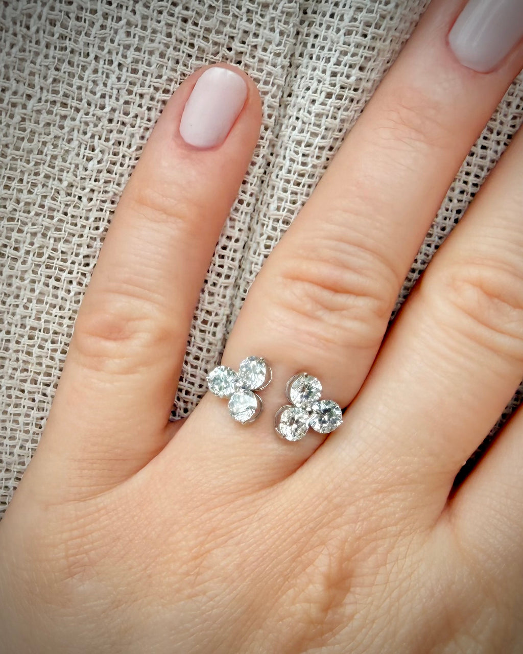 2,17 ct Open Cluster Timanttisormus – 14K Valkokulta | HRD Antwerp Jewellery Report