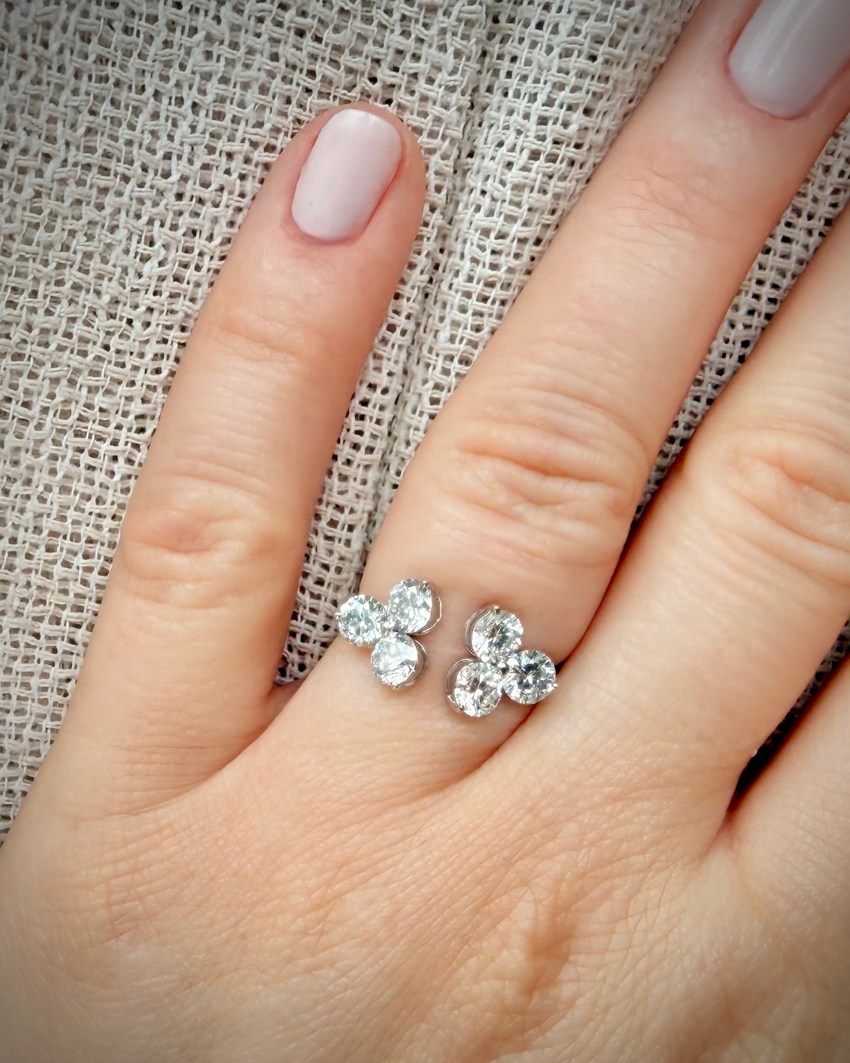 2,17 ct Open Cluster Timanttisormus – 14K Valkokulta | HRD Antwerp Jewellery Report