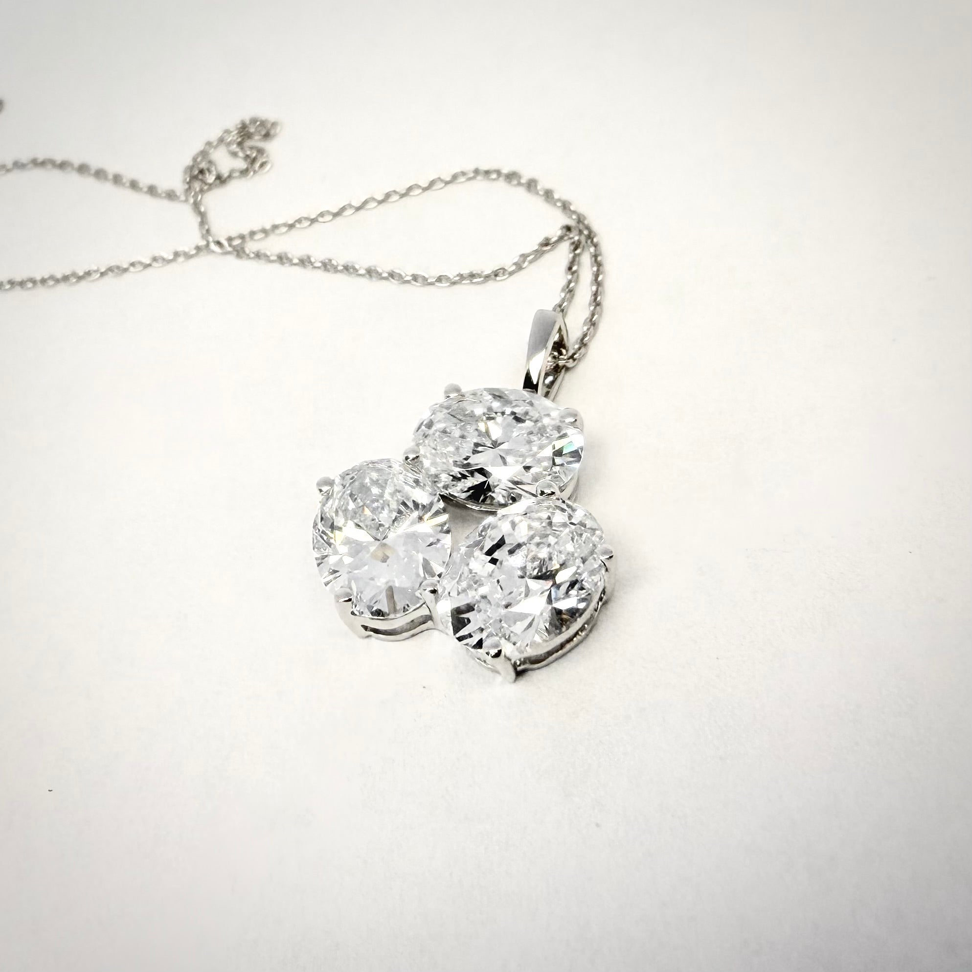 14K Valkokultainen Timanttiriipus 2,26 ct