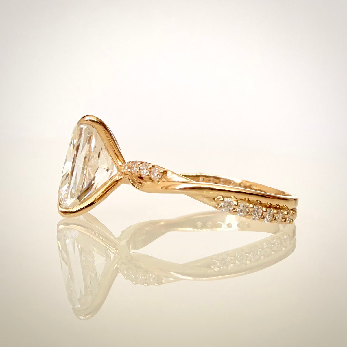 3,21 ct Cushion modified brilliant -timanttisormus 14K keltakultaa