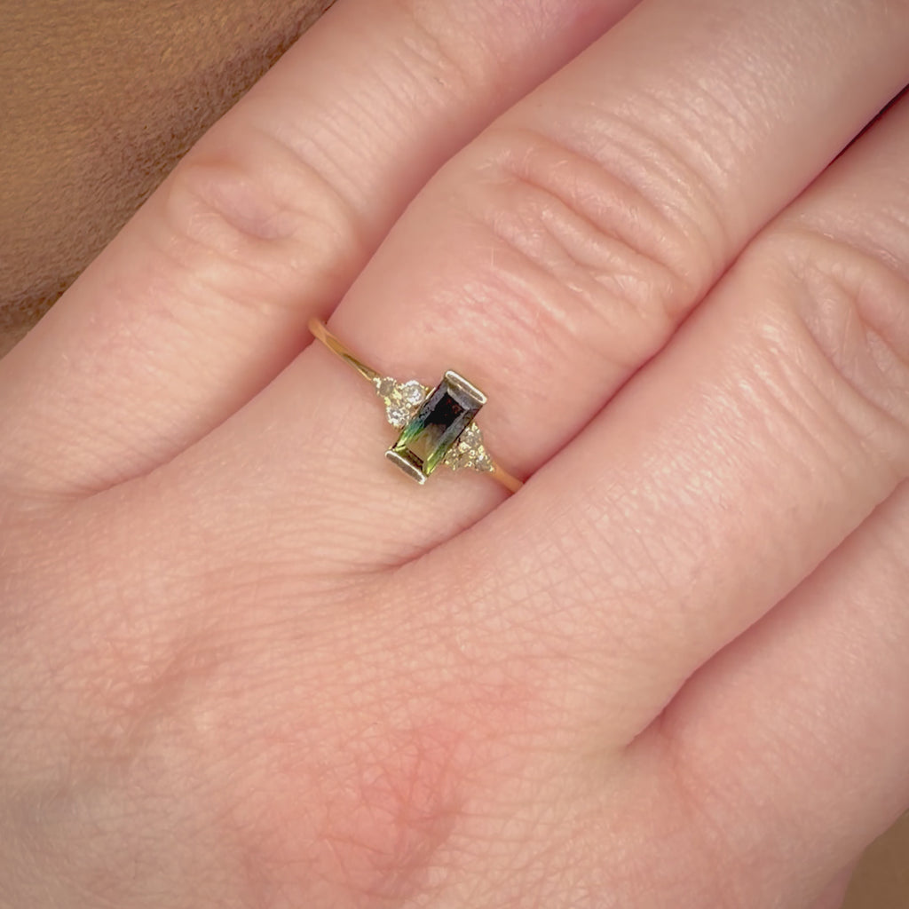 Kaksivärinen safiirisormus 0,49 ct – luonnontimantit 0,09 ct | 14K keltakulta sormessa videolla
