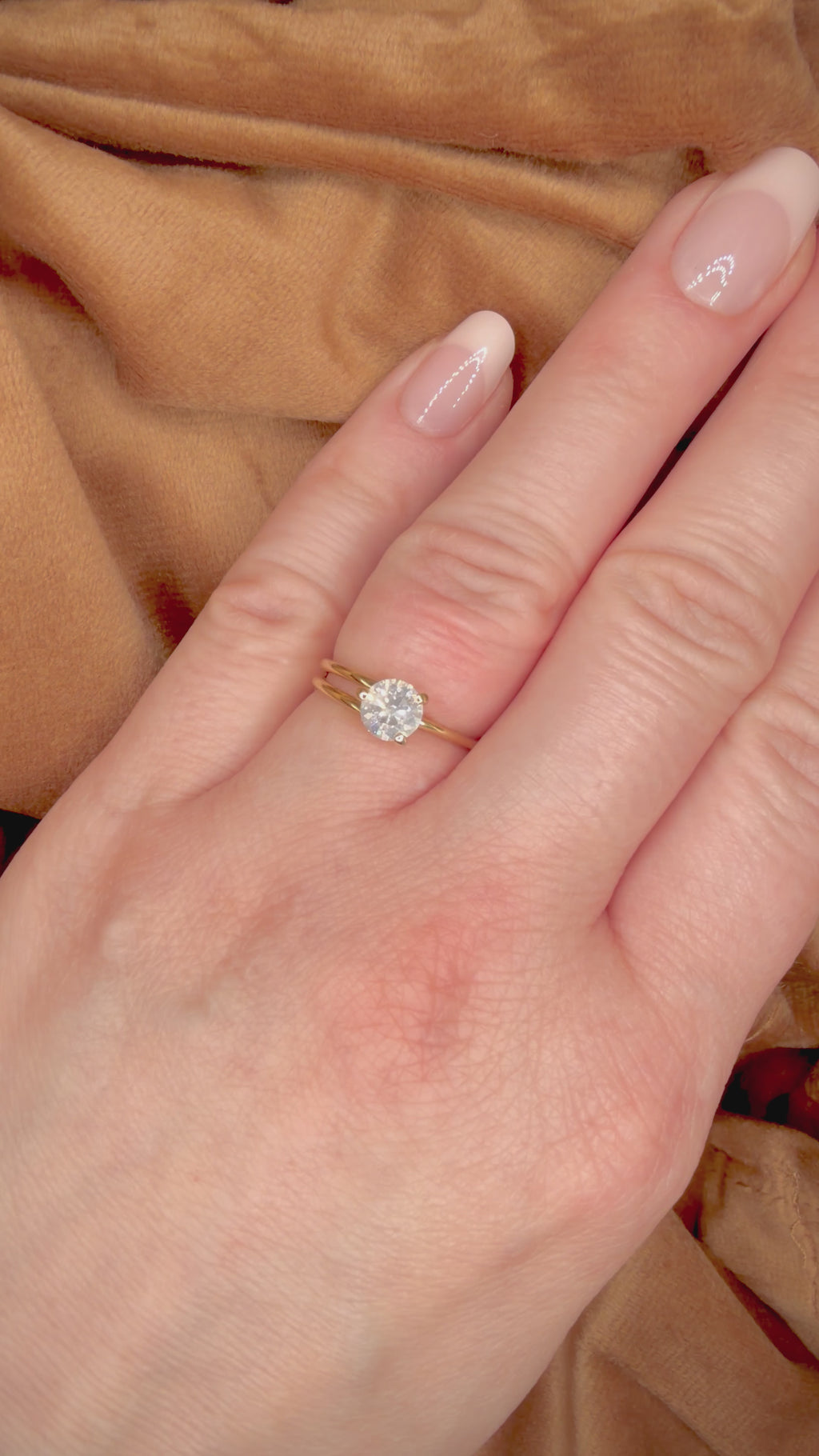 Solitaire 0,80 ct – luonnontimanttisormus, 14k keltakulta sormessa videolla