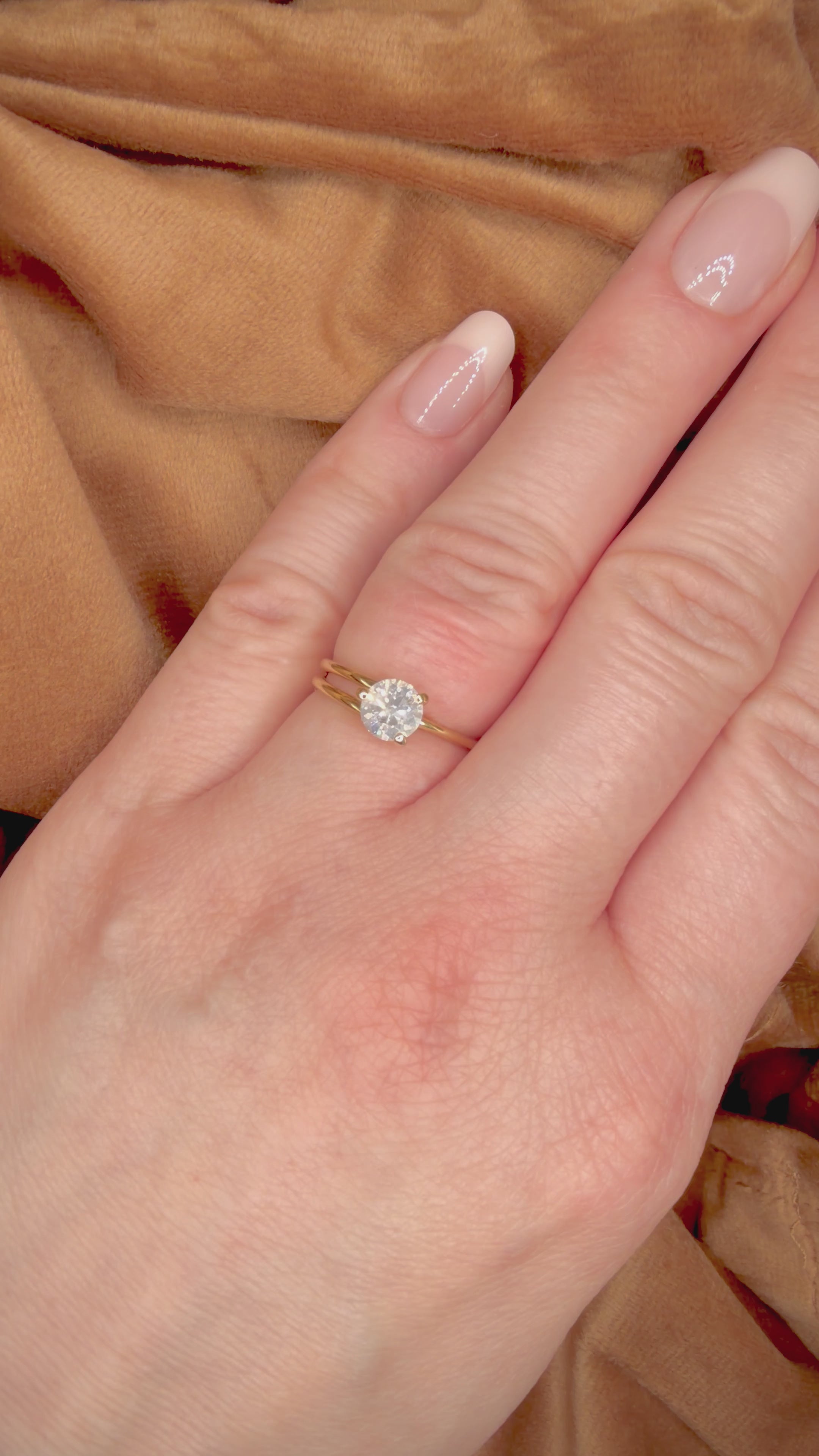 Solitaire 0,80 ct – luonnontimanttisormus, 14k keltakulta sormessa videolla