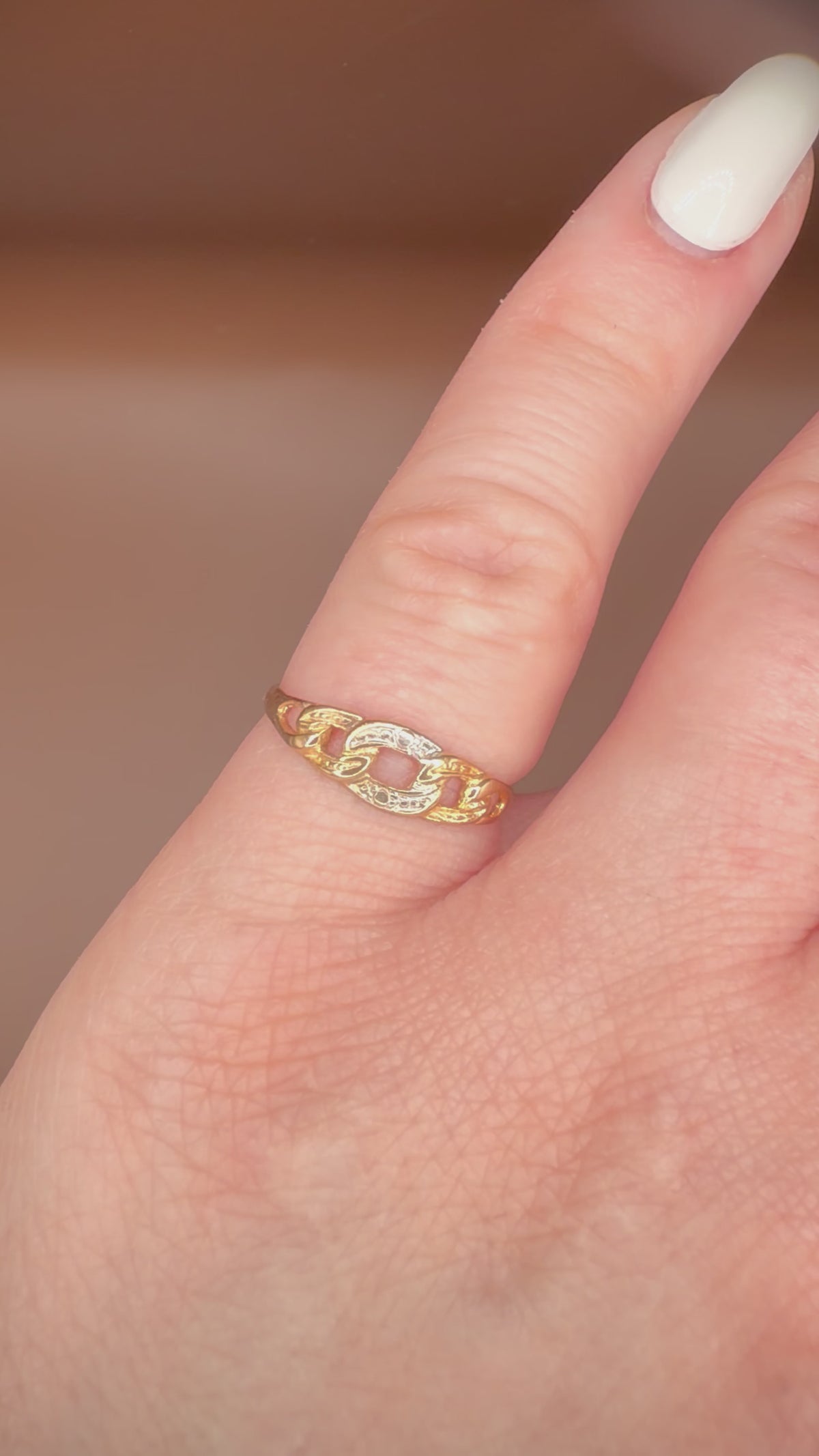 14k kaksivärinen vintage-ketjusormus videolla sormessa
