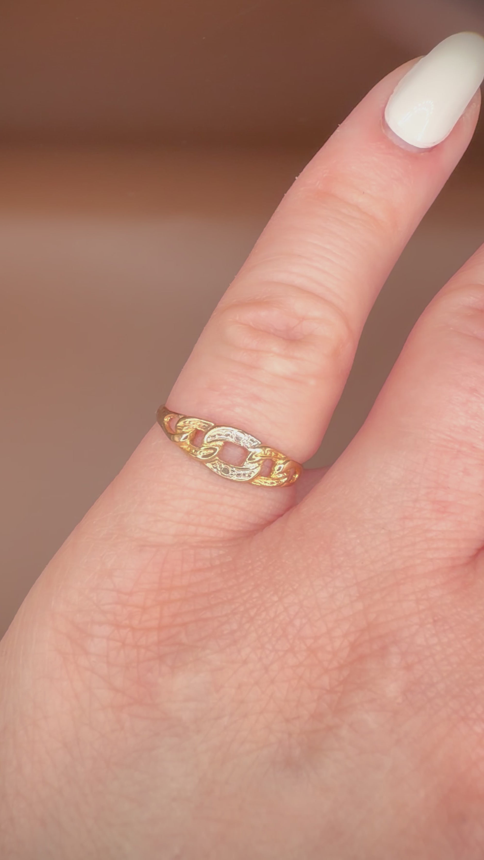 14k kaksivärinen vintage-ketjusormus videolla sormessa