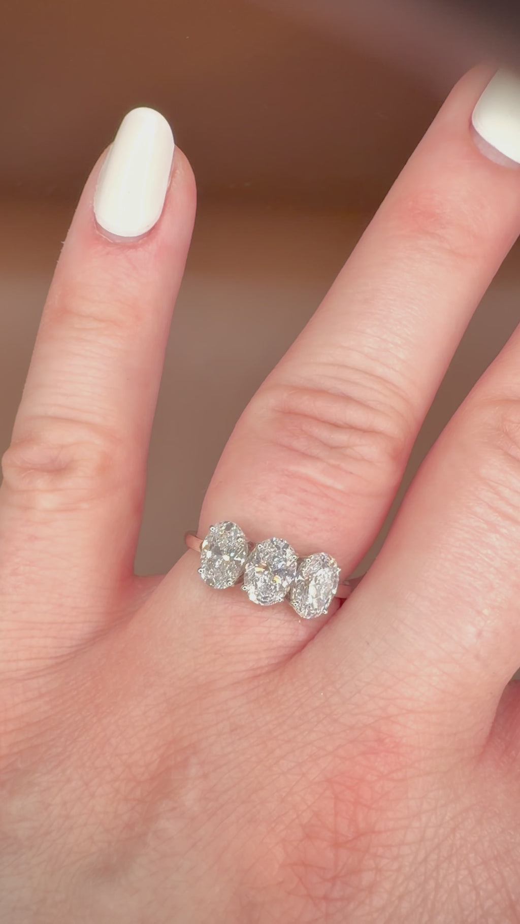 14K valkokultainen ovaali trilogy-timanttisormus 2,24 ct sormessa videolla